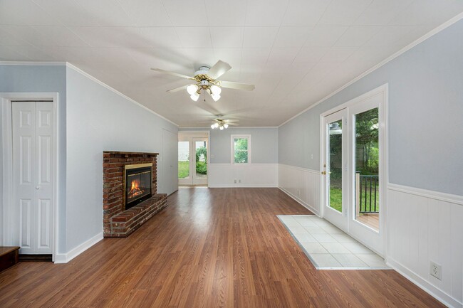 Building Photo - MOVE-IN SPECIAL: 1/2 OFF FIRST MONTH 3BR/2...