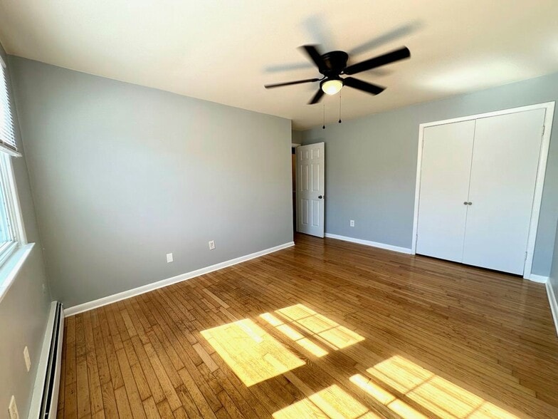 large bedroom - 5410 Suffolk Ct