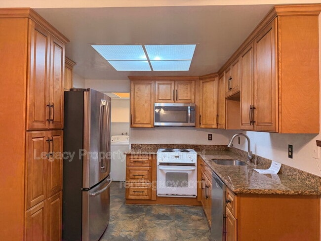 Building Photo - 1427 Bel Air Dr