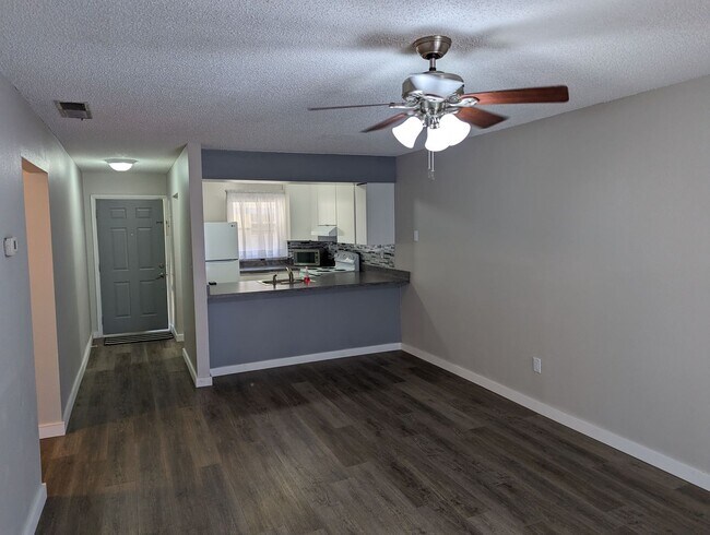 Building Photo - Nicely updated large condo