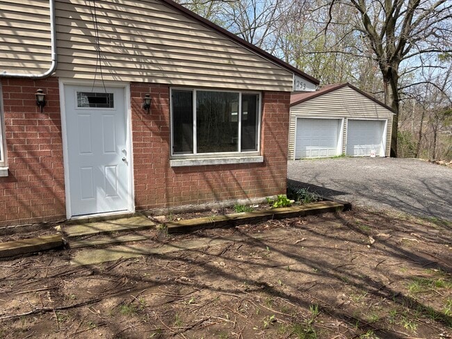 Building Photo - 4253 S Lakeshore Dr