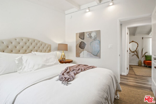 Building Photo - 6440 Rhea Ave