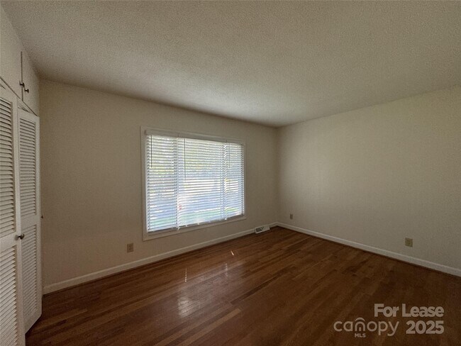 Building Photo - 201 Livingston Dr