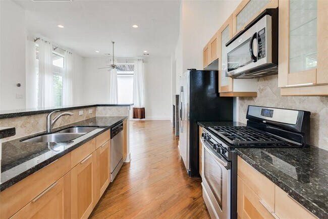 Building Photo - 2002 Blodgett St