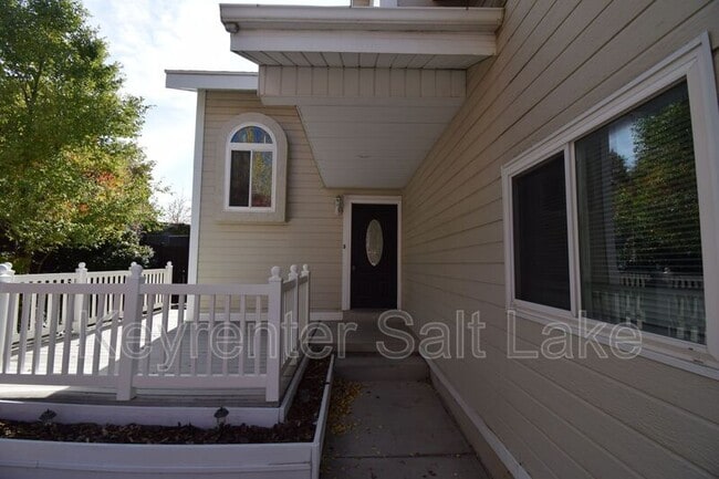 Building Photo - 6888 Hillside Village Cir