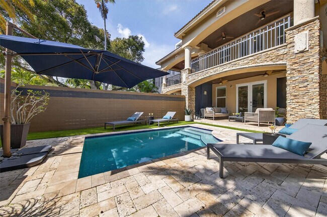 Building Photo - 1215 NE 1st St