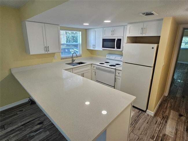 Building Photo - 2045 Alpine Rd