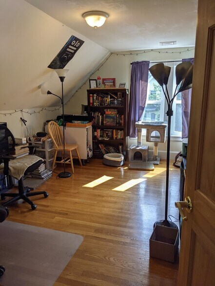 Building Photo - 18 Otis St