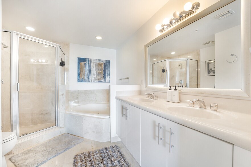 Building Photo - 7910 Harbor Island Dr