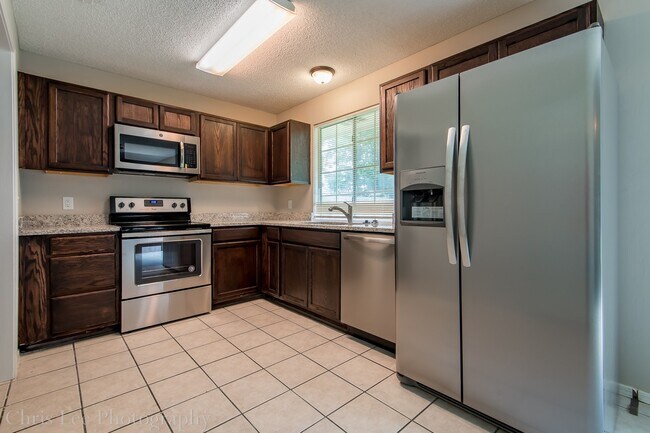 Building Photo - Beautiful 3 Bedroom Home 5 minutes From UofA!