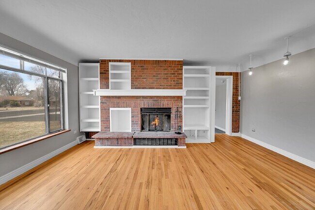 Building Photo - $2,440.95, 3 bed, 1 bath located in Denver with a newly renovated kitchen and In Unit Laundry!