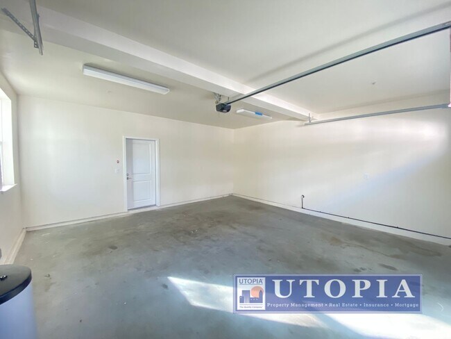 Building Photo - Spacious and Modern 3-bedroom, 3.5 bathroo...