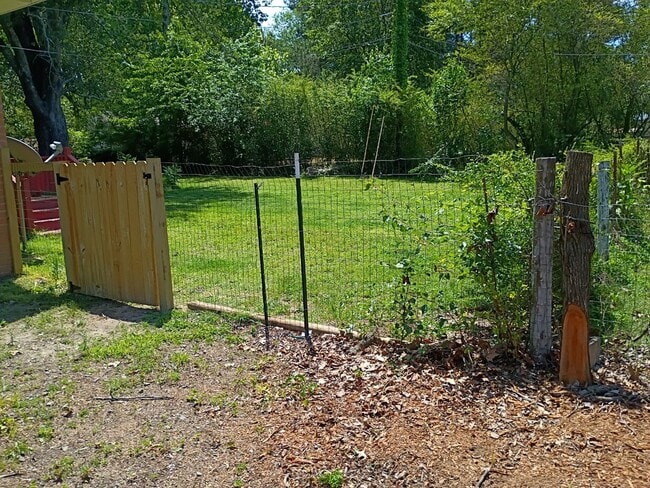 Building Photo - 205 Trailwood Dr