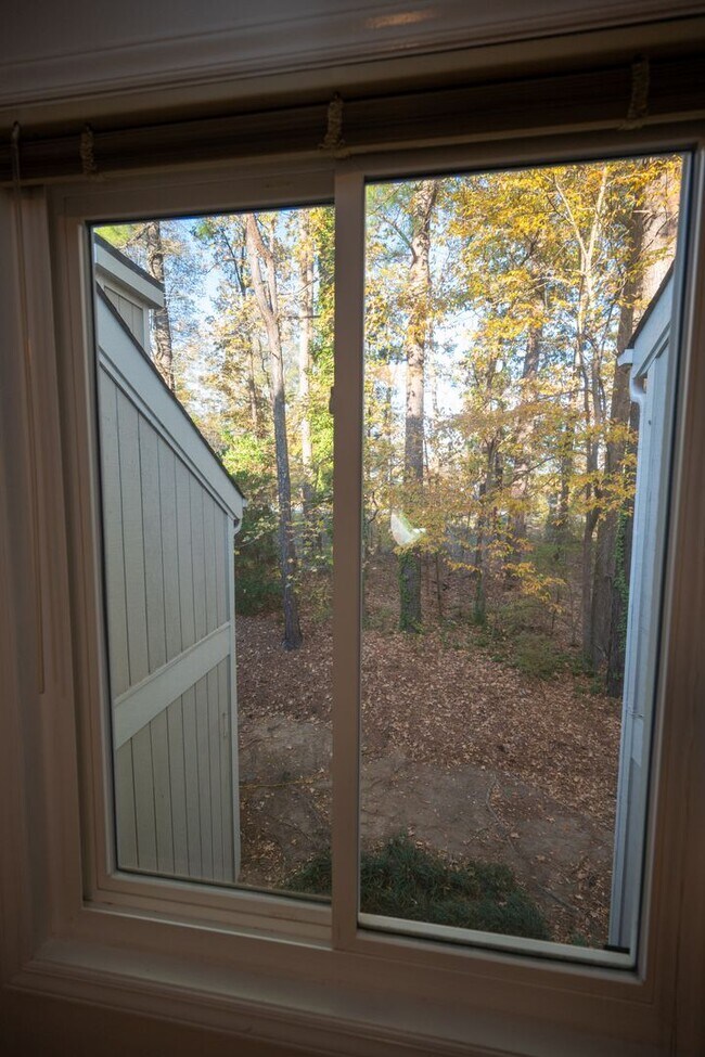 Building Photo - Beautifully Updated 2-Bedroom Condo in Fiv...