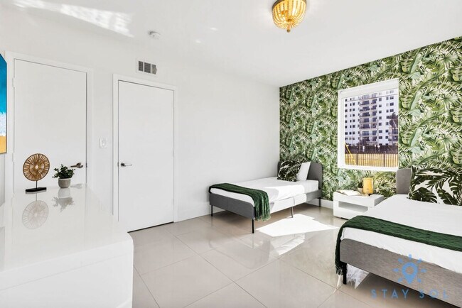 Building Photo - 809 S Ocean Dr