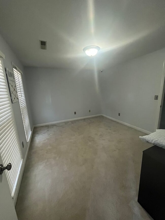 Building Photo - Beautiful 3 Bedroom 3 Bathroom Single Family Home