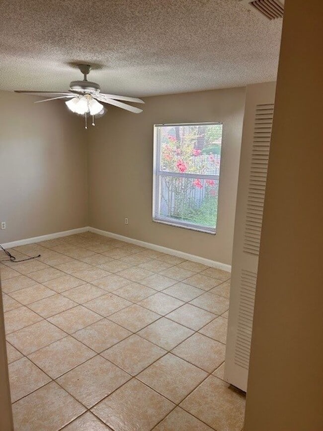 Building Photo - ***Charming 2/2 Hidden Lake Villa in Sanfo...