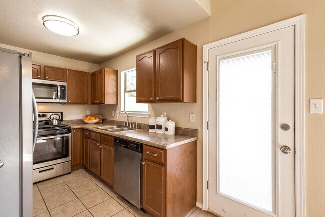 Building Photo - East El Paso 3 bed Refrig A/C next to Park!