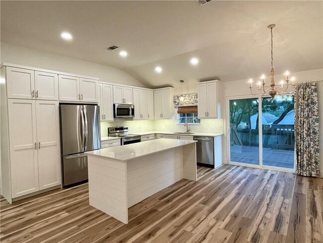 Building Photo - 104 Cowal Dr S