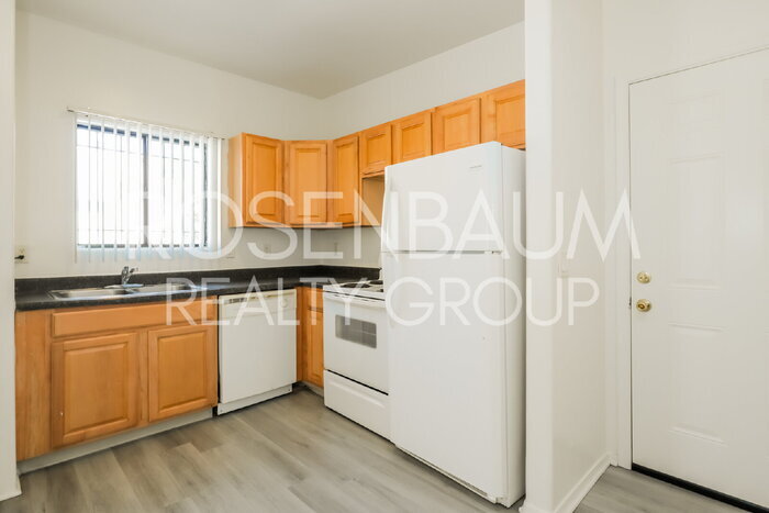 Building Photo - 354 W Delano St