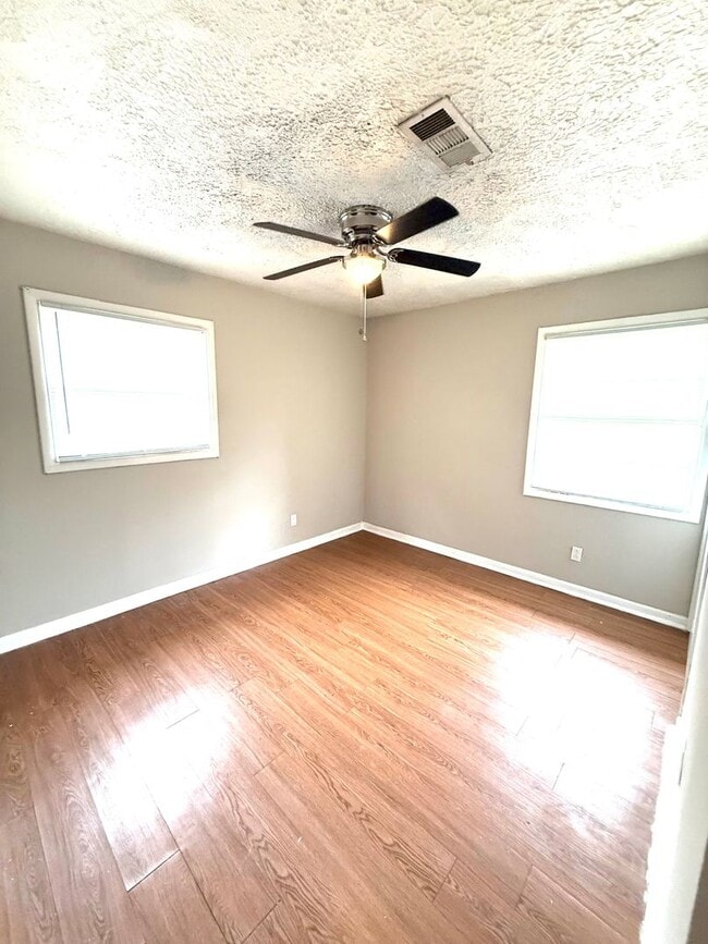 Building Photo - ** 3 bed 1 bath located in Boylston ** Call 334-366-9198 to schedule a self showing