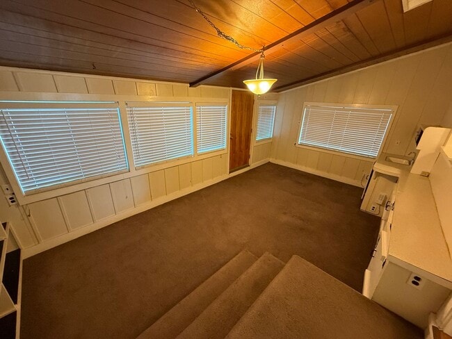 Building Photo - Spacious 2 bed 1 bath available now!