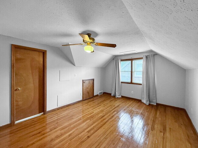 Building Photo - Charming 4 beds 2 baths in South Euclid!