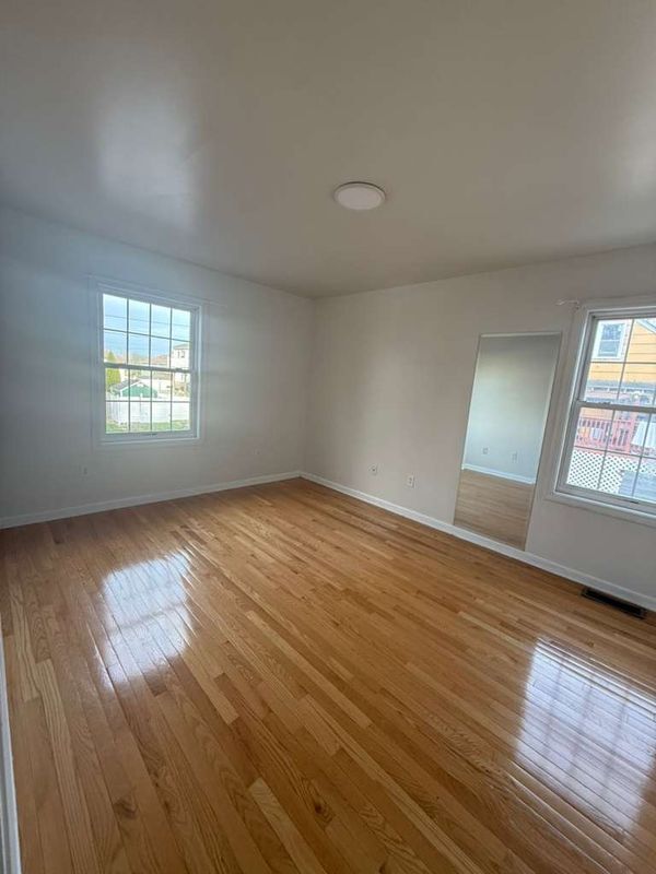 Building Photo - 845 Hart St