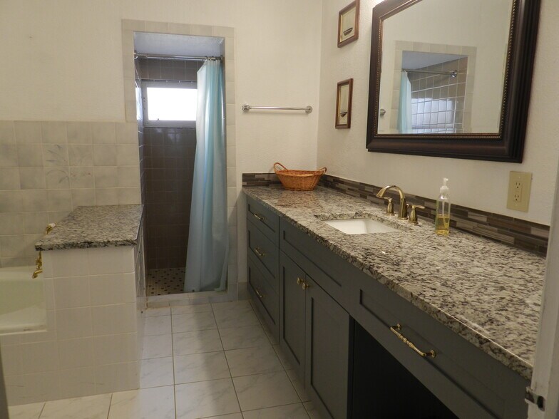 Building Photo - 221 15th Ave N