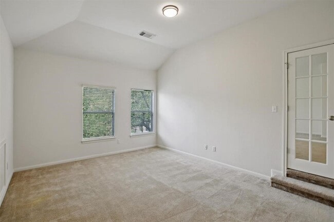 Building Photo - Red Oaks Subdivision / 5 bedrooms, 4 bathr...