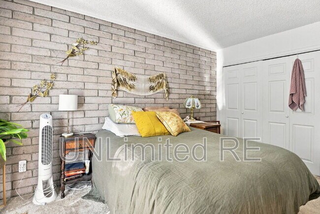 Building Photo - 1811 N Meadow Lark Dr