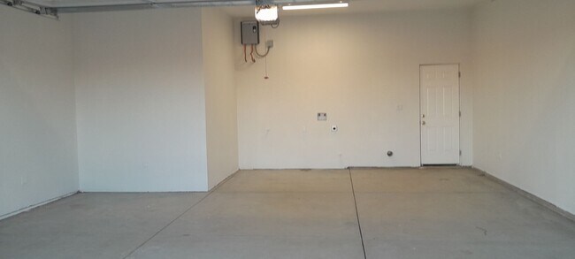 Building Photo - 4 Bedroom/3 Bath Home for Rent Available Now. $2500 Monthly Rent