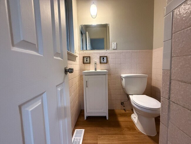 Building Photo - Florissant - 3 Bed 1-1/2 Bath with Partial...