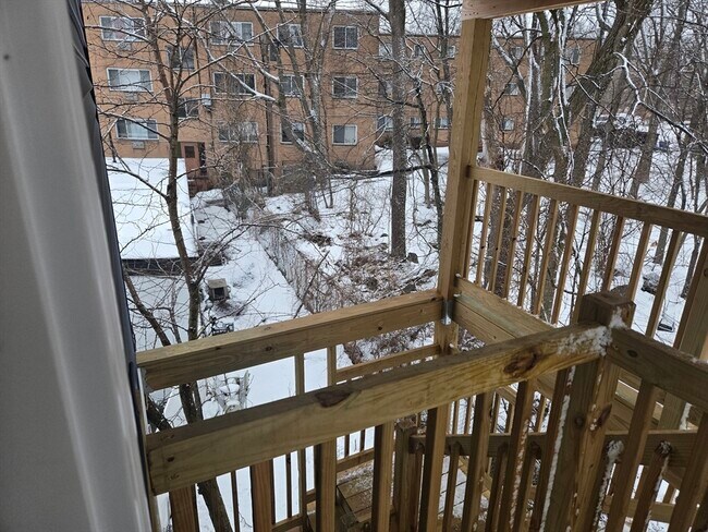 Building Photo - 715 River St