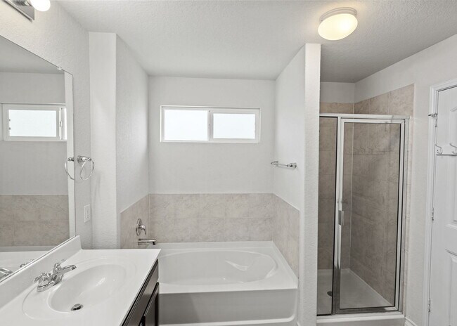 Building Photo - "4-Bedroom Haven in Cibolo with Spacious L...