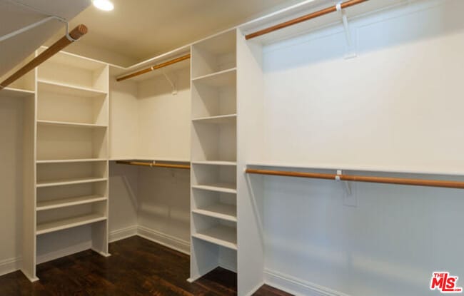 Building Photo - 826 Main St