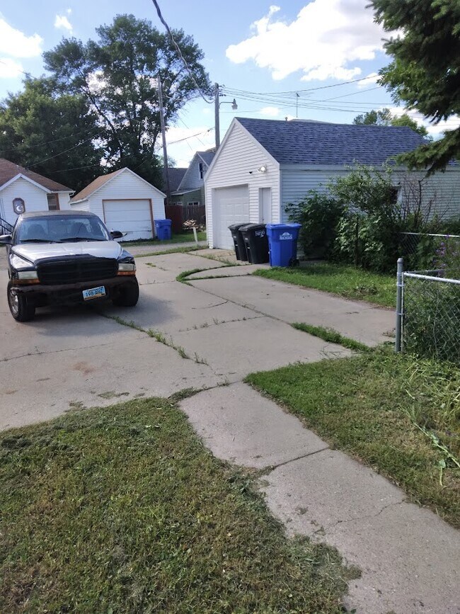 Building Photo - 606 7th St N