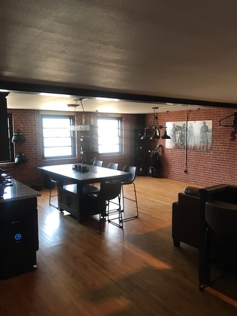 Building Photo - 115 E Tyler