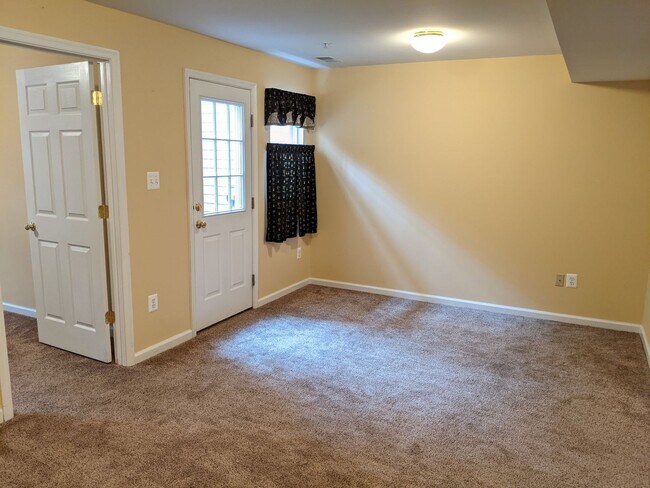 Building Photo - Townhouse in Spring Ridge community - OAKD...