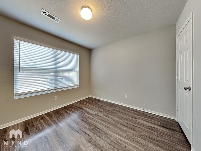 Building Photo - 9208 Pleasant Valley Dr