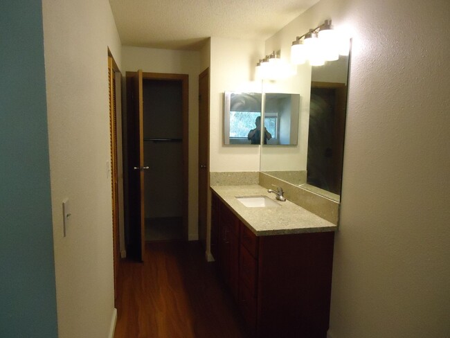 Building Photo - Newtown Meadows Clean 2 Bedroom, 2 Bath, w...