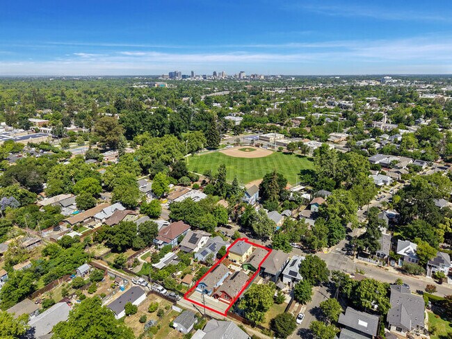 Building Photo - Beautifully updated 2/1 in North Oak Park! Located Close to UC Davis Med Center + MgGeorge Law Sc...
