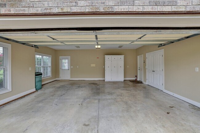 Building Photo - 614 Greene Dr
