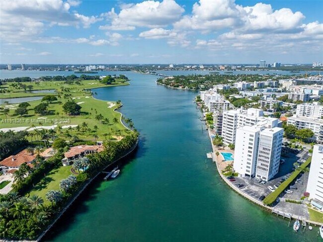 Building Photo - 9102 W Bay Harbor Dr