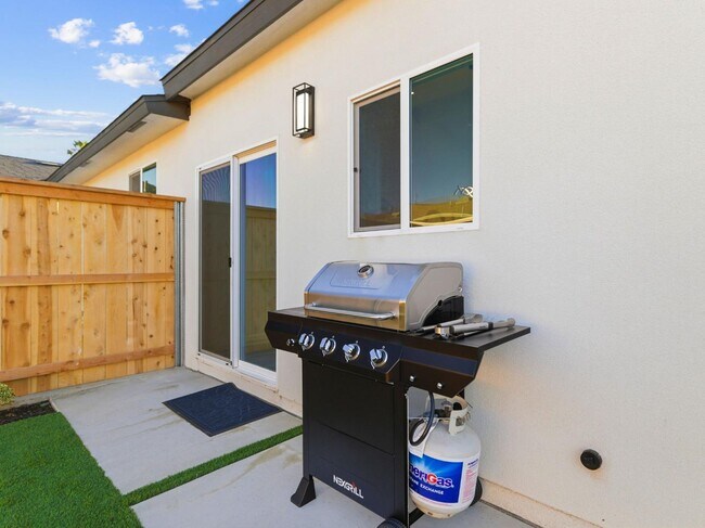 Building Photo - 436 Date Ave