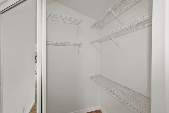 Building Photo - ***Pines II 2 Bedroom 2 Bath Fully Furnish...
