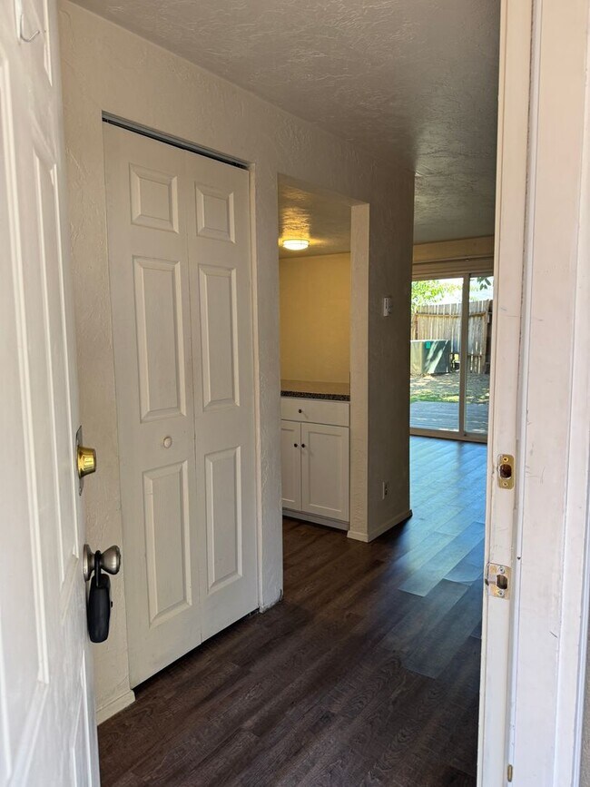 Building Photo - Updated 2-bedroom 1.5 bath duplex in Springfield!