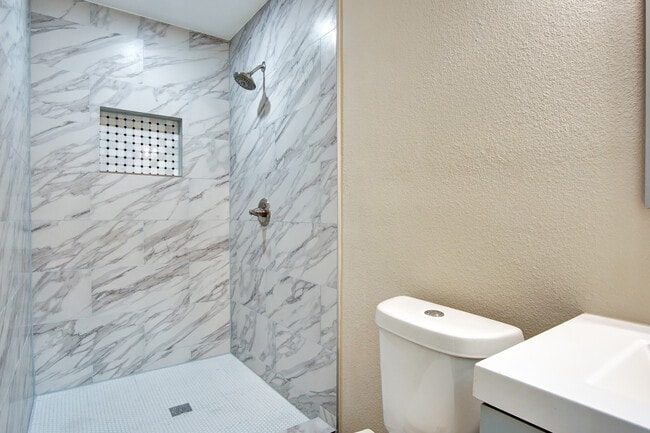 Building Photo - 2402 Ozark Dr