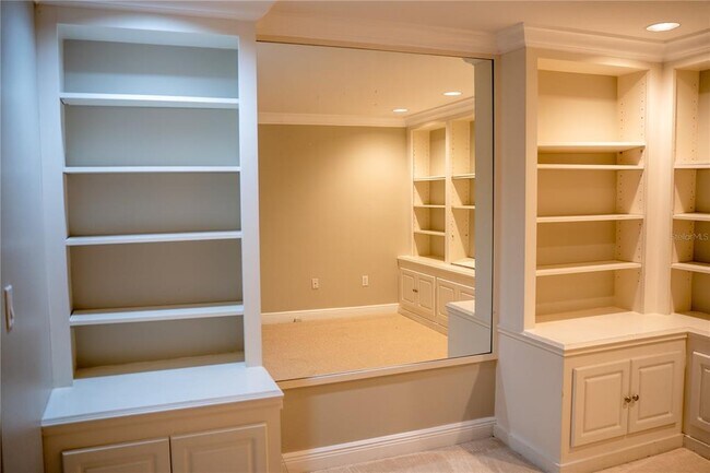 Building Photo - 1 Beach Dr SE