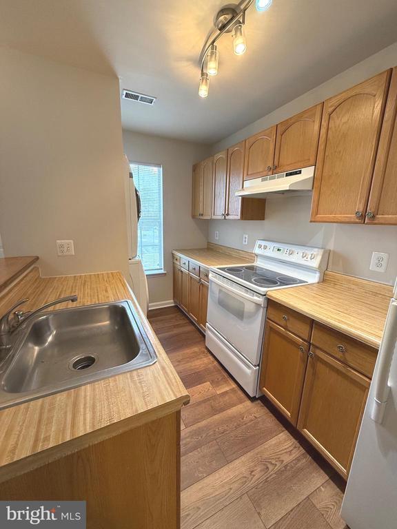 Building Photo - 103 Wind Ridge Dr